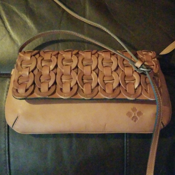 Borsa Rotonda A Tracolla Patricia Nash | Pelle Metallizzata Beige | Piccola A Catena